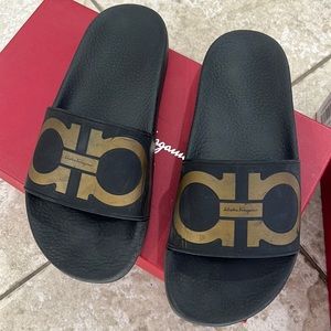 Groove sandals. Black and gold! Size 7 womens Salvatore ferragamo